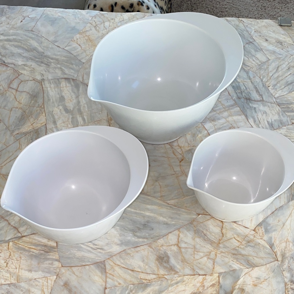 Williams Sonoma White Melamine Nesting Mixing Bowls with Spout Set of 3